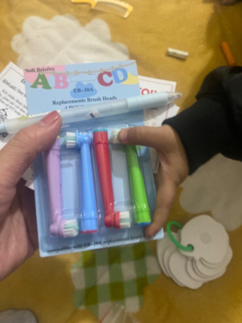 Bàn chải cho bé màu sắc đẹp, mình đã từng dùng sp thấy tốt và quay lại mua. Shop còn tặng cả bút xinh xắn nữa. Tks shop!!!