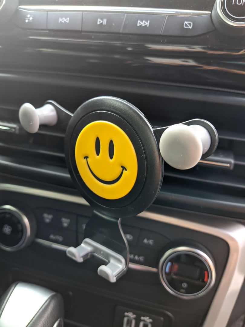 Dùng tạm ổn, không chắc chắn lắm, chỉ kẹp điện thoại bằng trọng lượng tự thân của điện thoại nên dễ văng khi vướng tay vào.