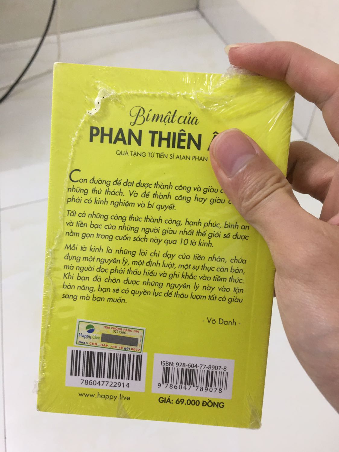 Chưa đọc nên không Review về nội dung, mà tôi cực kỳ hài lòng về điều khác. Sách bọc nilon rất cẩn thận, đề phòng bị ướt, mốc, bụi bẩn. Nhận được hàng mở ra rất ưng. Các công ty bán sách khác nên học tập, để hạn chế sự cố, đỡ mất công phiền hà đổi trả