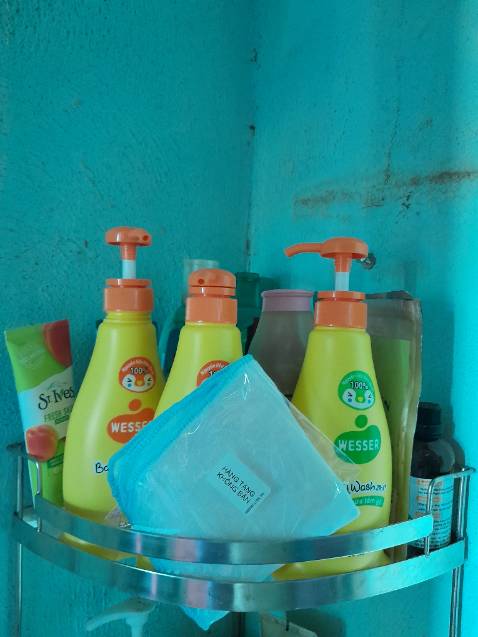 Sữa tắm thì không vấn đề gì, loại này nhà mình dùng thường xuyên rồi nhưng cái khăn tặng kèm thì khác xa trong ảnh quá, giá của 1 cái khăn khoảng 4K thôi. Cửa hàng đóng gói kỹ và giao nhanh. Nhưng nhìn vái khăn khuyến mãi thất vọng ghê gớm. :))