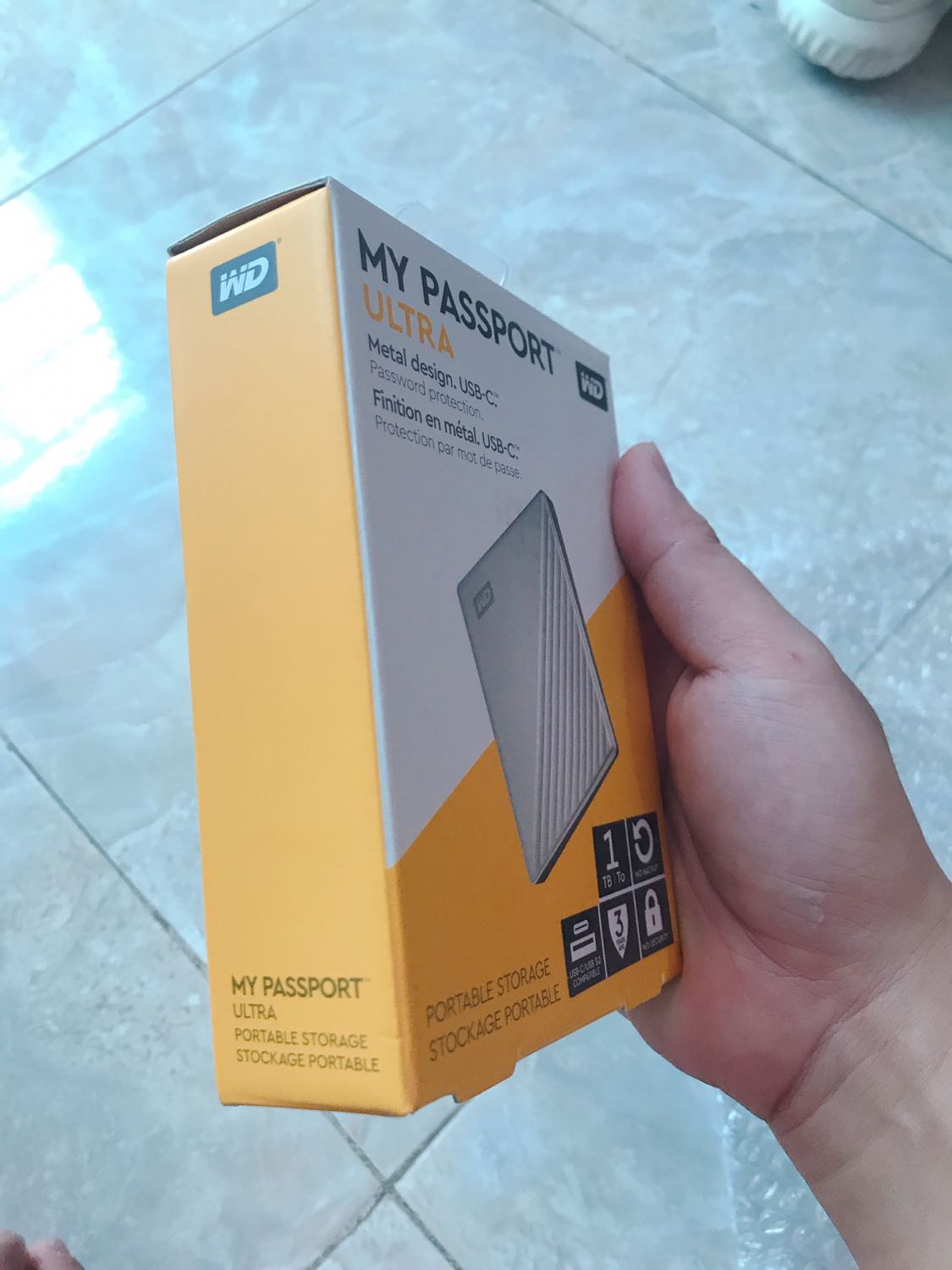 Mình đi dạo một vòng vài chổ bán thì xét về giá tiki tốt nhất. Giao hàng 2 ngày nhận. Phần seal của hộp bị cắt ( có thể là để dán tem của đơn vị phân phối ( hình ). Thiết kế sản phẩm gọn, nhẹ, mỏng và cực kỳ hiện đại. Các bạn sử dụng cổng Usb C để đạt tốc độ ghi nhanh và ổn định. Chạy cực êm và tiết kiệm điện cực kỳ ( so với ổ cứng cùng loại, ko so với SSD ). Bạn nào sài laptop sẽ thấy rõ ngay khi dùng Chế độ Pin mà có sử dụng ổ cứng rời. Về độ bền sài thời gian sẽ rõ.