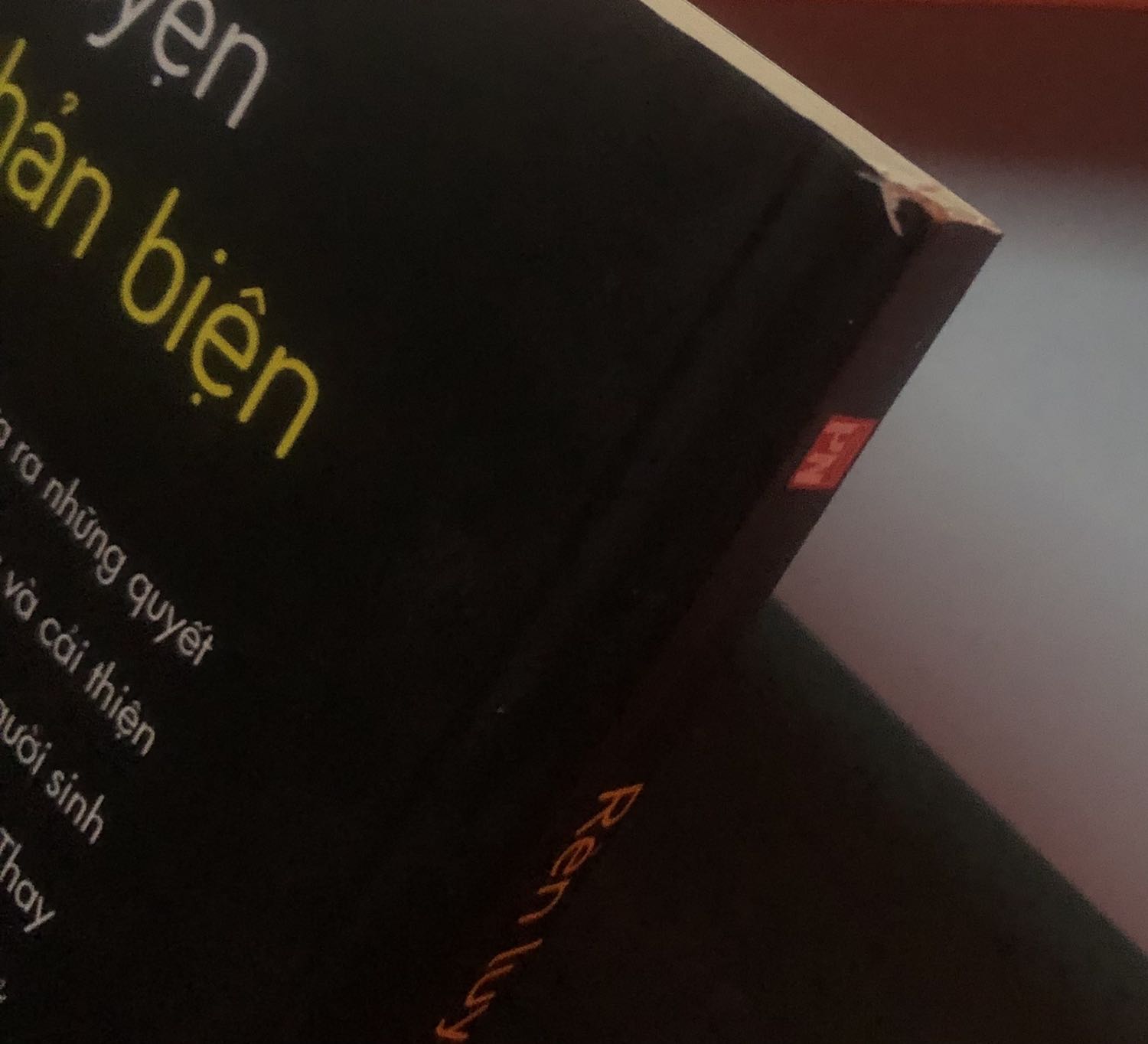 Mình mua sách ở đây nhiều lần rồi, lần nào cũng hài lòng, bọc giấy bóng đầy đủ. Nhưng lần này mình đặt 5 cuốn không có cuốn nào được bọc giấy bóng và cầm sách lên cảm giác như đã có người cầm qua đọc í,không được mới😢cuốn này thì bị trầy xước quá trời. Mình đọc sách thích giữ gìn sách sạch sẽ, trầy 1 chút là mình xót rồi nên lần này mua thấy hơi khó chịu...