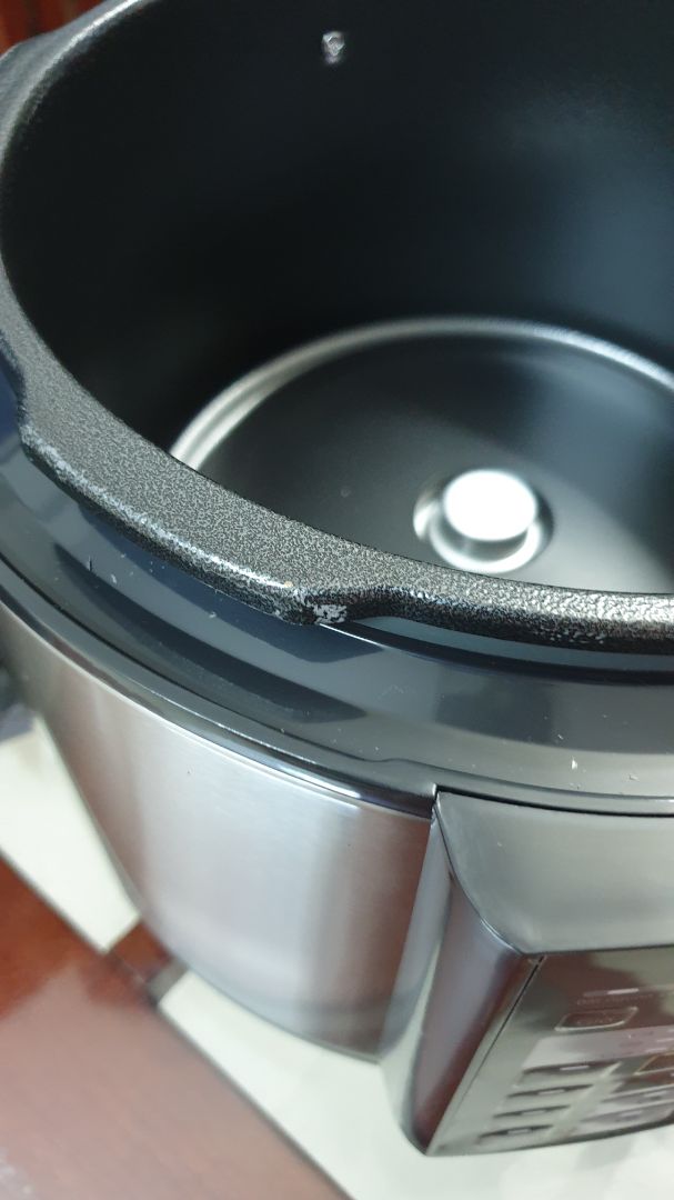 tôi vừa đặt mua một nồi áp suất này ngày 30/01/2020, đăng kí giao hàng nhanh Tiki Now. Trong cùng ngày, tôi về và mở ra xem thì thấy thành nồi đã bị trầy và có dấu hiệu rỉ sét (như trên hình). Hiện tại tôi đang chờ đổi trả. Thật khó chấp nhận chất lượng buôn bán như thế này!