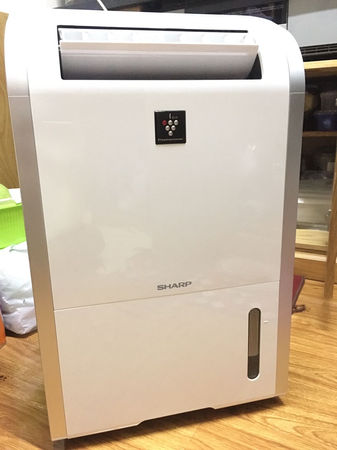 Mình đặt hàng hôm trước, hôm sau đã nhận được máy. Cho máy chạy 3 tiếng được kha khá nước trong bình. Máy chạy rất êm ái, lúc máy hoạt động có khí nóng nên mình chỉ hút chỗ không có người. Tủ bếp nhà mình hay ẩm nên mở hết cửa ra hút ẩm và khử mùi. Mình mới dùng thử thấy rất hài lòng. Nhà bạn nào tủ bếp, tủ quần áo ẩm nên mua máy này.