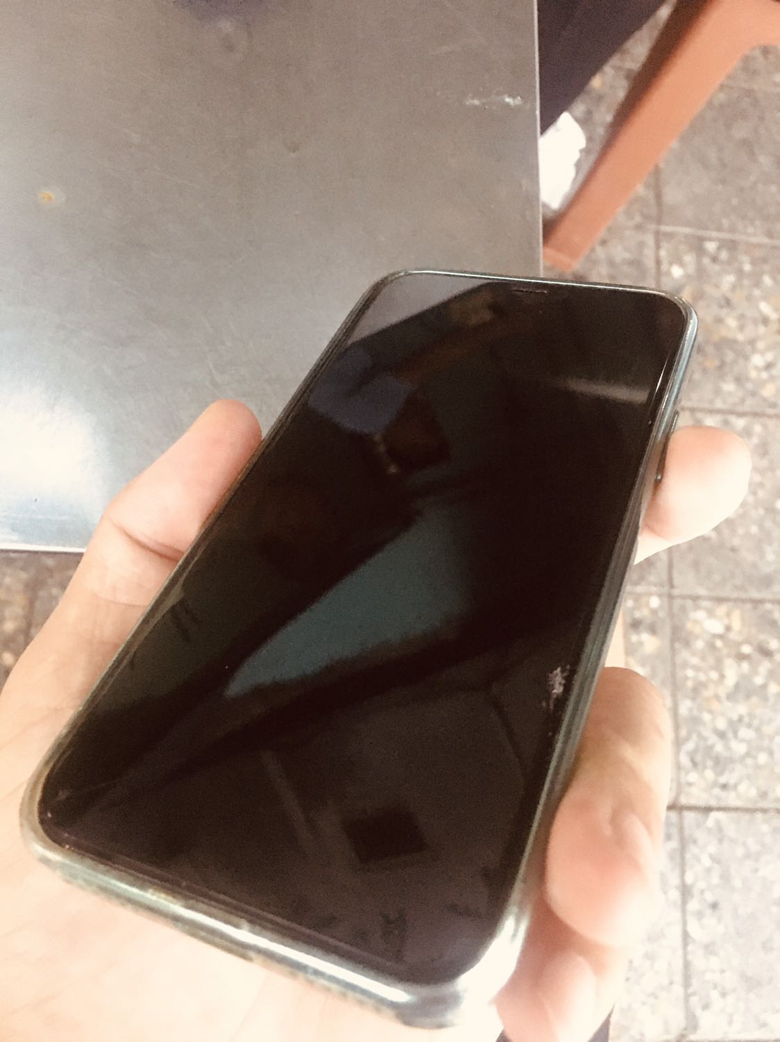 GÓC NHẮC NHẸ ạ. =))
Quá tệ, mình dán cái này được hơn 1 tuần. Không hiểu kiểu gì bị mẻ 1 góc lúc nào không hay thế là nứt kéo dài 2 đường. Nhắn tin khiếu nại thì nhân viên còn đổ lỗi cho mình làm rớt. Ủa xin lỗi chứ kính bạn bán 166k có khi còn không bền bằng kính 16k mua ở chợ ạ. Kính cường lực 9D kiểu gì mà mẻ có xíu thế là nứt luôn màn, thấy review bẻ 2 tay mới gãy, chặt đồ các kiểu ghê lắm. Không tiếc gần 200k. Ức chế cái cách nhân viên làm việc. Quá thất vọng.