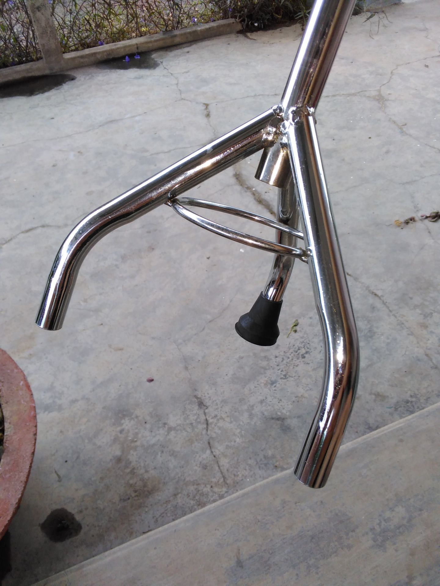 thíu đế cao su chân đi nên cẩn thận hơn