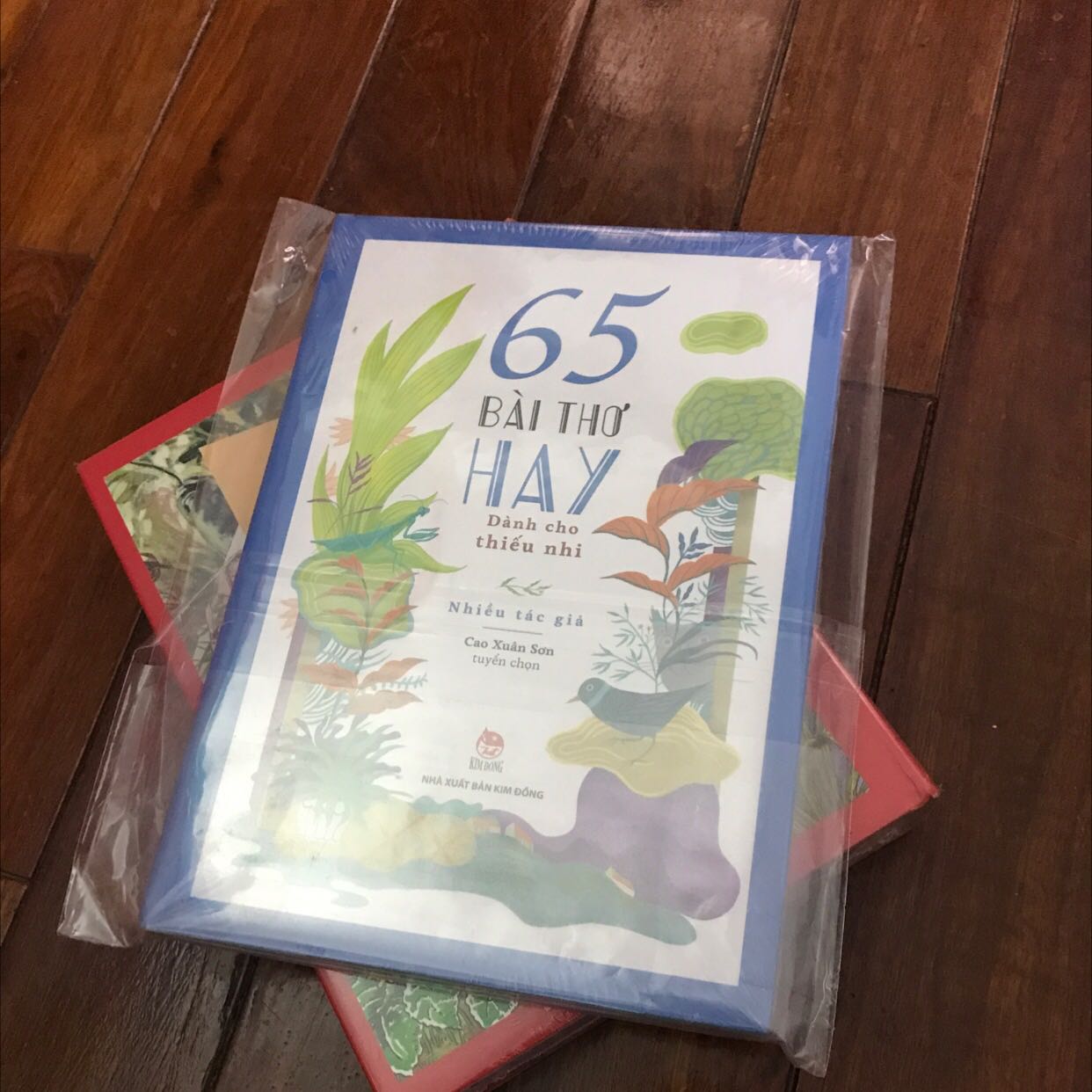 65 bài thơ hay dành cho thiếu nhi là tác phẩm văn học kỉ niệm 65 năm thành lập nxb Kim Đồng. Tác phẩm gồm nhiều bài thơ, đồng giao, lời bài hát… với nhiều cung bậc cảm xúc dành cho trẻ thơ. Sách bìa cứng, nguyên bọc nylon, giao đúng hẹn. Mình rất hài lòng với sản phẩm này.