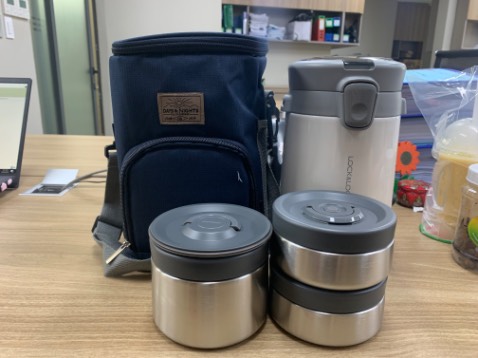 Hài lòng với cách đóng gói của shop: kỹ càng, bảo vệ được hàng khi giao.
Sản phẩm có 1 hộp giữ nhiệt bên ngoài kèm, 1 nắp dự phòng và 3 hộp inox đựng thức ăn bên trong, 3 hộp này không có chức năng giữ nhiệt nên khi cho thức ăn nóng vào sẽ phải lấy khăn cầm mới đóng nắp được. Tổng thể hơi to, mang đi làm hơi bất tiện
Đựng thức ăn từ sáng đến trưa thì hộp dưới cùng sẽ còn nóng nhiều nhưng hộp trên cùng sẽ nóng ít hơn. nếu mở nắp khó có thể nhấn nút nhỏ bên trên để mở. ( giữ nhiệt được khoảng 8 tiếng).
Vệ sinh: phần hộp vệ sinh dễ, nhưng phần nắp làm bằng nhựa nên nếu vệ sinh không kỹ sẽ còn lại bết dầu mỡ. 
đã dùng được khoảng 2 tháng, cảm thấy ưng ý nên đánh giá 5 sao. mọi người có thể dùng thử