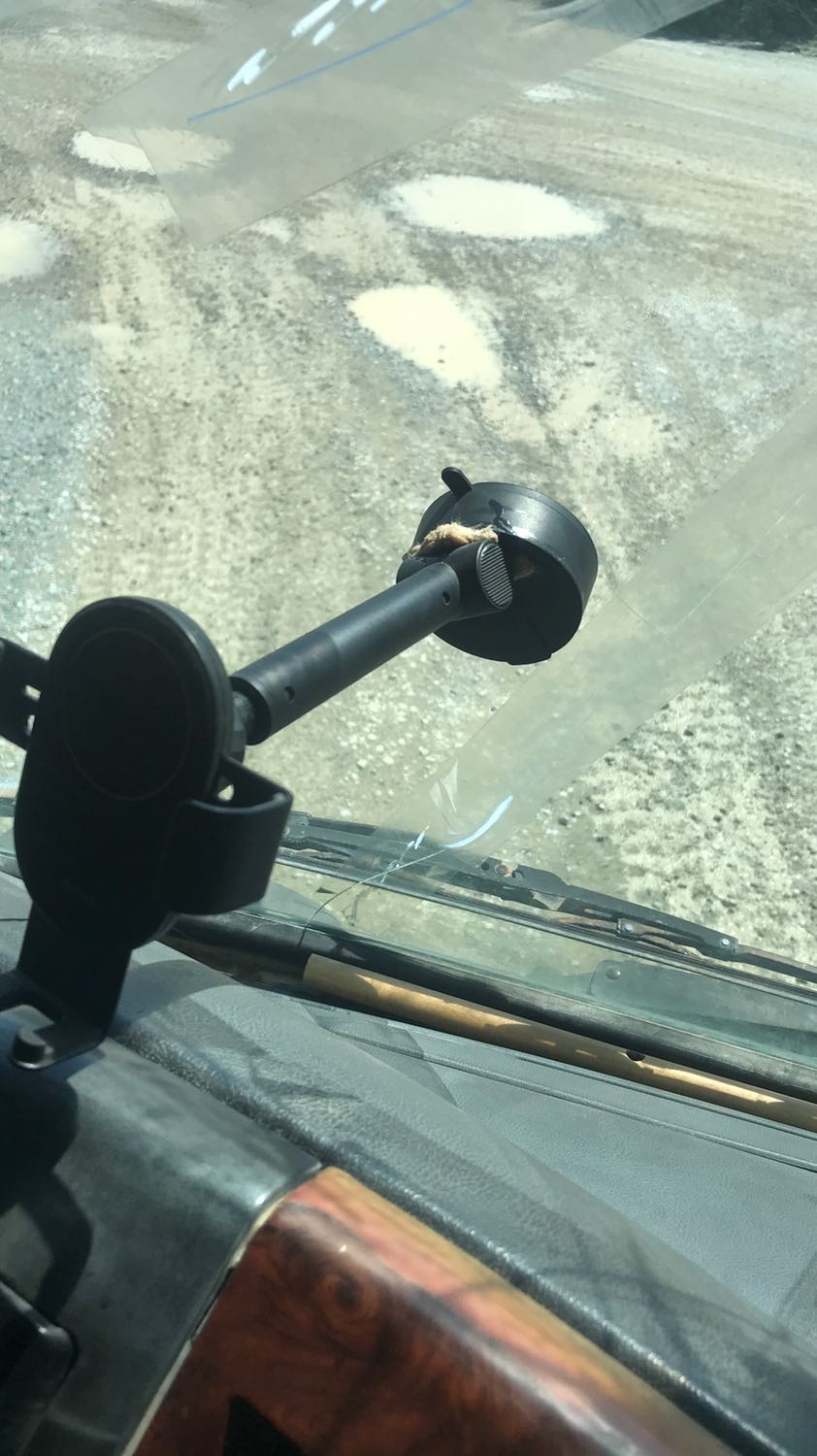 Giá đỡ điện thoại yếu dễ gãy chân