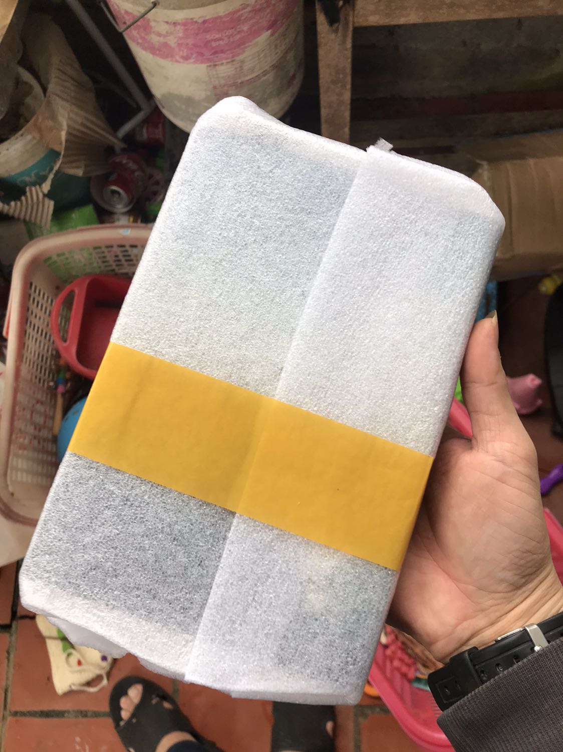 Mặc dù bị móp 2 góc nhưng do người bán đóng hàng cẩn thận nên mình vẫn cho 5 sao. Lần sau k hi vọng gặp trường hợp này. Vì đóng gói bọc kĩ thế mà bị móp thì chỉ có móp từ trước khi đóng gói thôi.