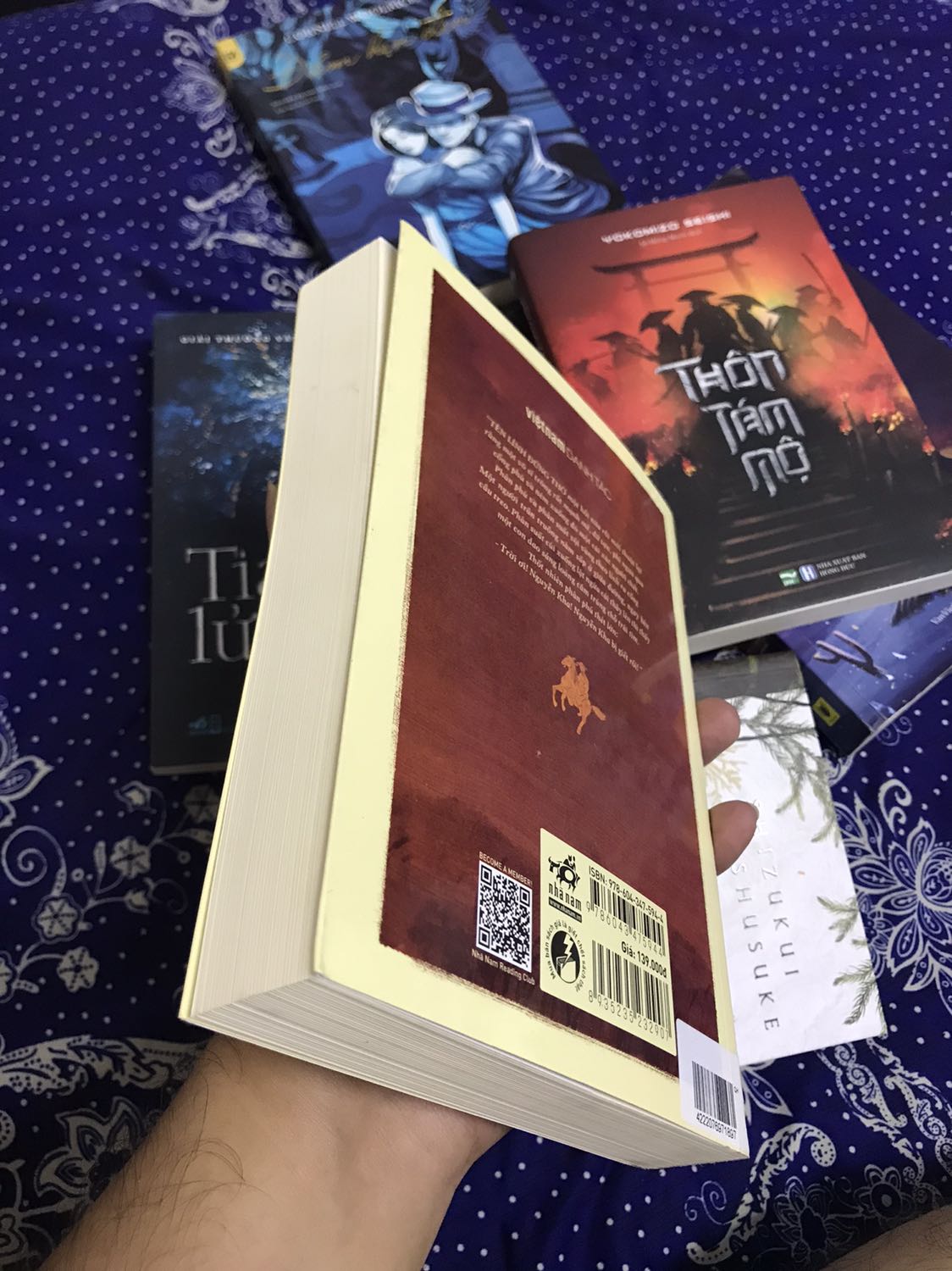 Tôi yêu lịch sử, yêu những người hùng áo vải Tây Sơn. Yêu những trang sử chói lọi về những bước chân Tây Sơn thần tốc đại phá quân Thanh, đánh cho Tôn Sĩ Nghị, Sầm Nghi  Đống hồn siêu phách lạc. Cho nên, đến với Tiêu Sơn Tráng Sĩ, một cuốn tiểu thuyết võ hiệp hư cấu về những kẻ sĩ trung thành với triều đình nhà Lê đang suy tàn chỉ như tìm hiểu thêm 1 lát cắt lịch sử dưới 1 góc nhìn khác, góc nhìn của triều đình chính quy chứ không phải phường nông dân khởi nghĩa Tây Sơn.

Khải Hưng viết Tiêu Sơn Tráng Sĩ với cách hư cấu hoá nhân vật lịch sử, truyện không hề khô khan mà ngược lại, rất mượt mà, nhiều đối thoại để lột tả tâm tư chí hướng, nhiều cảnh thiên nhiên thơ mộng  nhưng hùng vĩ để thể hiện sự lạc quan, nhiều phong tục đời sống con người thời đó sao cho truyện lột tả được cái hồn, cái sinh động của một giai đoạn trong lịch sử.

Phạm Thái, nhân vật chính trong tiểu thuyết là đại diện cho 1 lối sống: “không thành công cũng thành nhân”, một quan điểm sống tích cực, hết lòng cho lý tưởng, cũng như từng khoảnh khắc của hiện tại. Phạm Thái còn là hình ảnh quy chiếu của những tri thức trẻ làm cách mạng, xem thường hiểm nguy, vì tổ quốc, lý tưởng mà sẵn sàng hy sinh tuẫn tiết. Như các bạn thấy, triều Lê suy tàn, TÂY SƠN thuộc về lịch sử, còn Tiêu Sơn Tráng Sĩ với Phạm Thái, Trương Quỳnh Như…thuộc về văn chương. Cứ thưởng thức thôi, mất gì đâu. Một tiểu thuyết võ hiệp hay và đáng đọc của Khái Hưng.