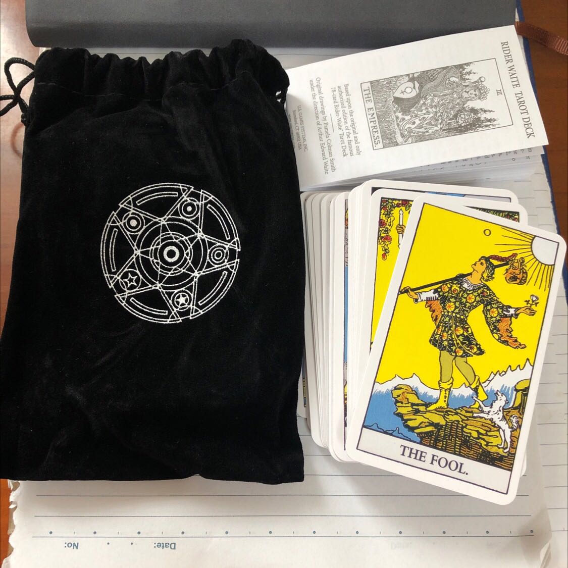 Bài cứng cáp, đủ 78 lá, hình ảnh sắc nét và màu sắc tươi sáng. Kích cỡ nhỏ gọn như 1 bộ bài tây nên rất tiện mang theo người. Sp có đi kèm túi đựng và hướng dẫn bằng tiếng anh nhé!