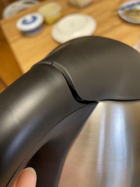 Máy làm sữa hạt tốt, ưng ý. Nhưng quà tặng kèm bình đun nước siêu tốc ship rời, vài ngày sau mới nhận, khi
tôi mở ra thì thấy nắp đã bị nứt (bên ngoài đóng gói chắc chắn nên tôi ko quay clip khi mở); vậy Tefal sẽ thu lại hàng quà tặng này đổi trả cho tôi chứ?