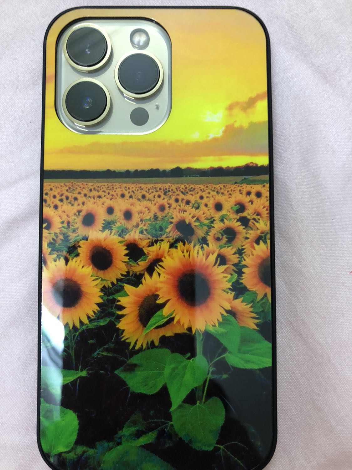 Ốp lưng ôm sát thân điện thoại, chắc chắn. Giá cả hợp lý. Giao hàng nhanh hơn lịch hẹn.