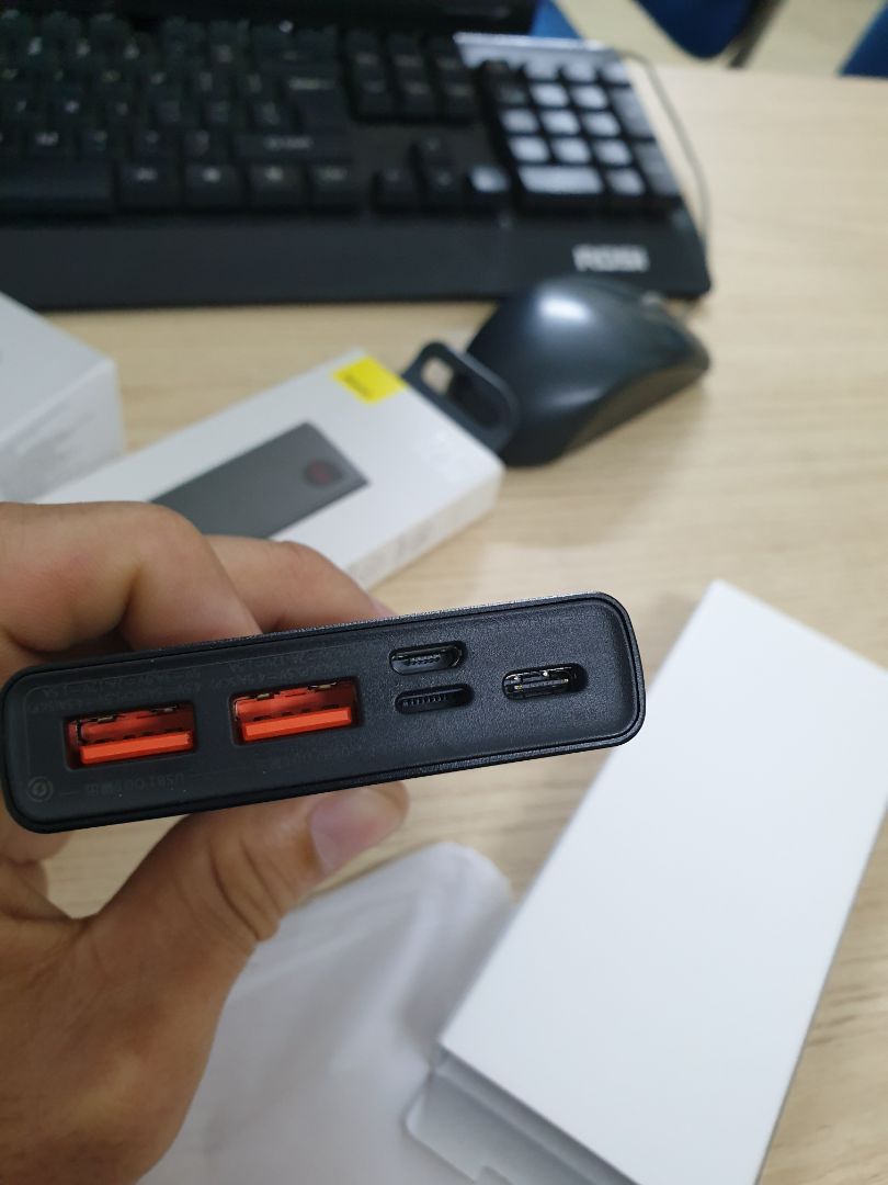 Hàng chắc chắn, nặng,thiết kế đẹp. Nhưng có vẻ tem bảo hành đã bị bóc ra và sản phẩm đã bị khui hộp. Không dán tem Bảo hành sản phẩm