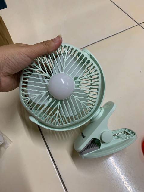 Quạt nhỏ gọn, đầu quạt xoay qua lại được, quạt có 3 nấc mát, đèn cũng có 3 nấc sáng khác nhau, hàng chuẩn chất lượng tốt
