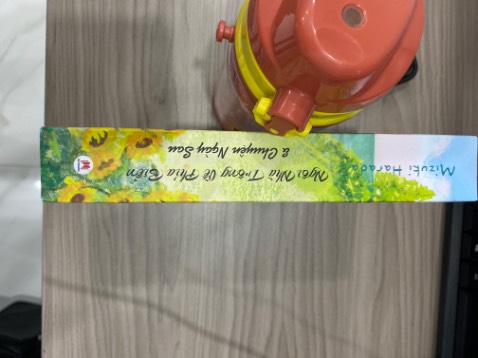 Sách giao đến khá dơ cộng thêm mấy góc sách bị “hư hại” nhẹ. Nhưng cũng gọi là ổn, mong tiki đóng gói kĩ hơn nhé🙏☺️