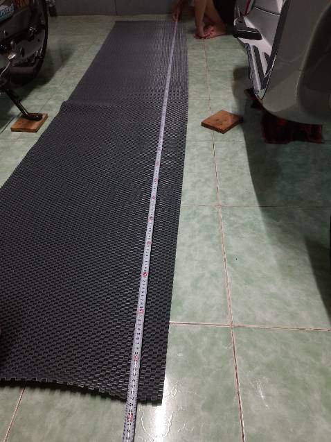 Cao su không mùi , giẩm chân lên khá êm và chống trượt . Không hài lòng điều duy nhất là bán thiếu ghi trên trang là 3.2 x 0.6 m nhưng mua về đo lại còn có 2.97 x 0.6 m