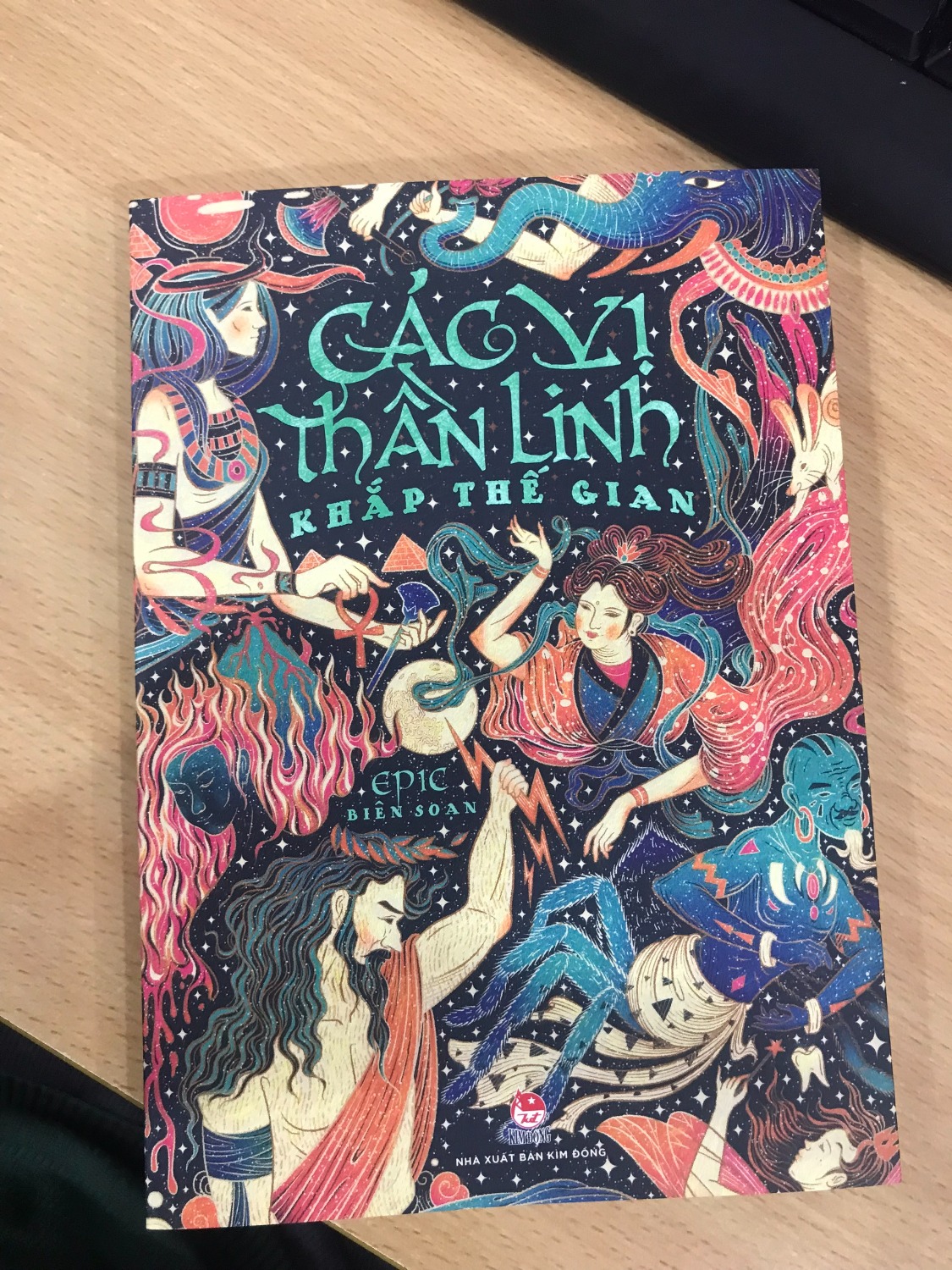 Đã từng đọc cuốn 'Sinh vật thần thoại" của Epic thì không thể bỏ qua cuốn thứ 2 này. Nội dung các câu chuyện về các vị thần đều rất hay, thú vị, cung cấp nhiều thông tin bổ ích về thần thoại. Trẻ em hay người lớn đều đọc được. Hình minh họa được vẽ rất cầu kỳ, ấn tượng.