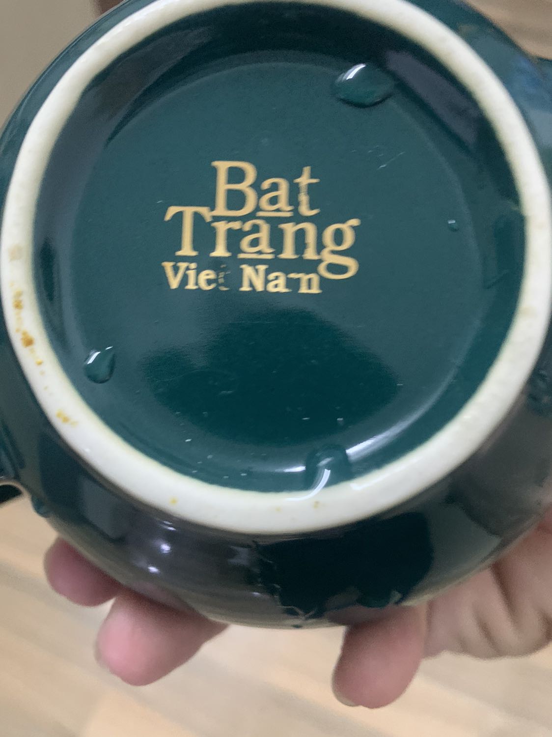 giao hàng đúng hẹn, sản phẩm giống như hình nhưng tôi KHÔNG hài lòng về sản phẩm. Cả bộ sản phẩm chỉ có mỗi bình trà là có nhãn hiệu, còn lại đều trơn. Nhãn hiệu không biết là dán, hay sơn, nhãn hiệu không được tốt, đã bị nhoè 1 ký tự. Nếu đúng là hàng Bát Tràng có thể thông cảm vì ủng hộ hàng Việt Nam, chỉ sợ đây không phải là sản phẩm của Bát Tràng từ đó làm ảnh hưởng hình ảnh hàng gốm sứ Việt Nam!