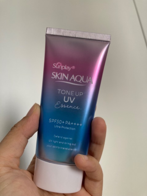 Thoa lên thấy nhẹ nhàng dễ chịu, để lâu lâu có cảm giác như có lớp phấn nhẹ trên da á??? (Là tui cảm giác vậy chứ dòm hong thấy) Về khoản nâng tông thì có  làm mặt mũi trông sáng *** hơn nha. Thoa lên thấy nhẹ nhàng dễ chịu, để lâu lâu có cảm giác như có lớp phấn nhẹ trên da á??? (Là tui cảm giác vậy chứ dòm hong thấy) Về khoản nâng tông thì có  làm mặt mũi trông sáng *** hơn nha.