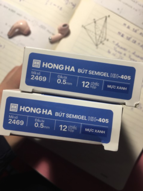Tr ơi tui mê bút này tới nỗi t lùng sục khắm nơi, tải tiki chỉ để mua bút này kkk. Bút viết siêuuu tốt, trơn, đều mực. K hiểu s bút thích v mà ít ng biết đến, mng xquanh t k ai dùng bút này lun á:))