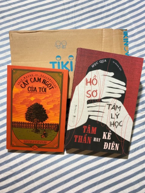 Phần đóng gói và giao hàng không có vấn đề gì. Nhưng phần đầu gáy sách bị dập một chút, có một vài lỗi đánh máy nữa. Nội dung sách thì thú vị nên đọc. Chỉ có ngoại hình hơi lỗi, không được chỉn chu. Phần đóng gói và giao hàng không có vấn đề gì. Nhưng phần đầu gáy sách bị dập một chút, có một vài lỗi đánh máy nữa. Nội dung sách thì thú vị nên đọc. Chỉ có ngoại hình hơi lỗi, không được chỉn chu.