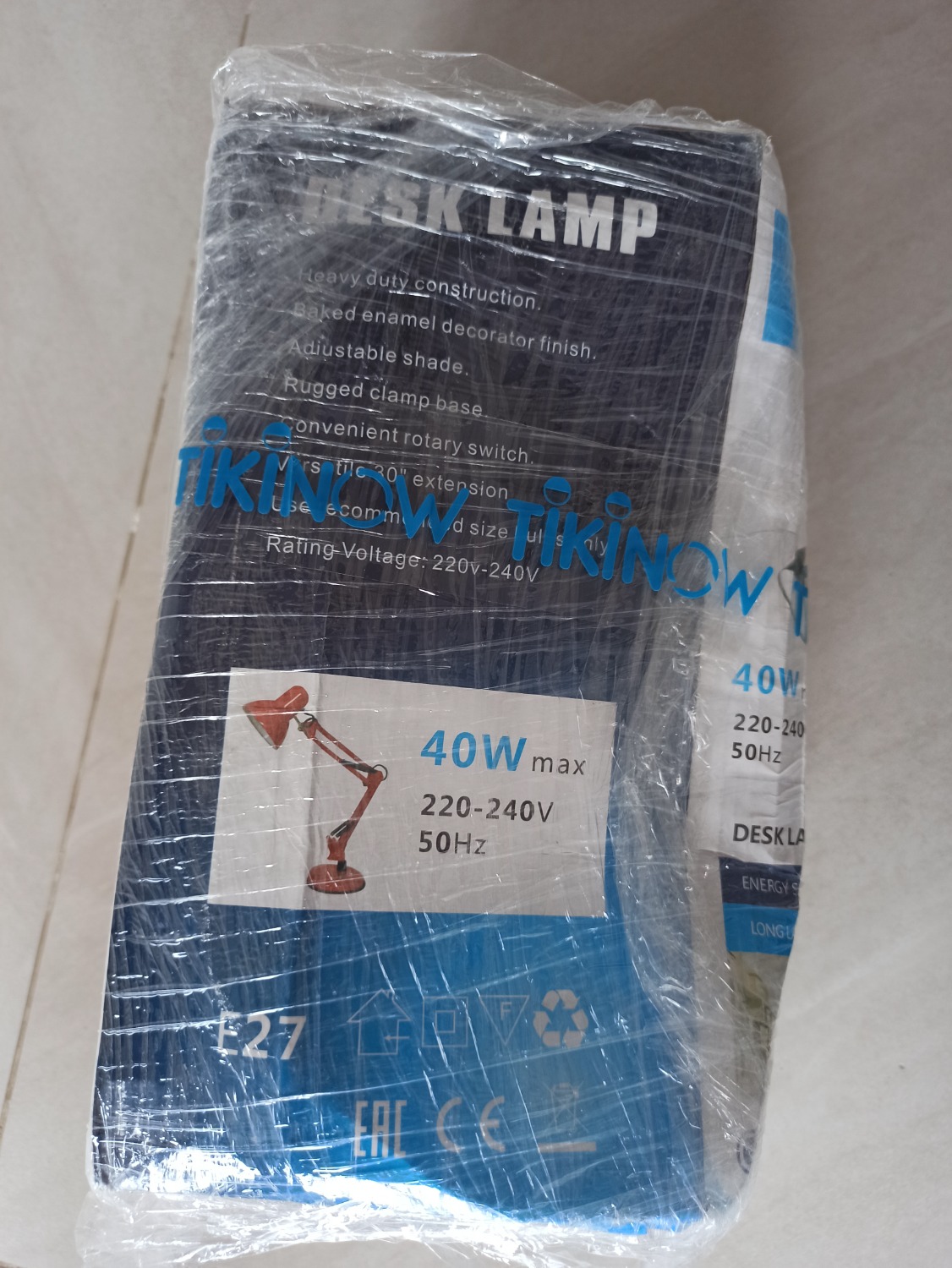 Đóng gói như sh!t: bóng đèn vứt lăn lóc trong thùng, gói bóng đèn bằng tờ giấy cũng không được? Tóm lại là chả đóng gói gì, chỉ là để cây đèn vào thùng giấy rồi ship.

Khớp đèn với kẹp bàn lỏng, phải chèn thêm giấy nhưng vẫn lỏng. Dùng tạm thôi! 

Hình thức đèn: đẹp.