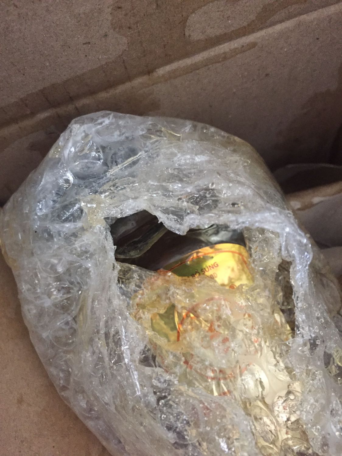 Chai lớn bể nát rồi còn mỗi chai nhỏ, nhờ SHOP giải quyết giúp!