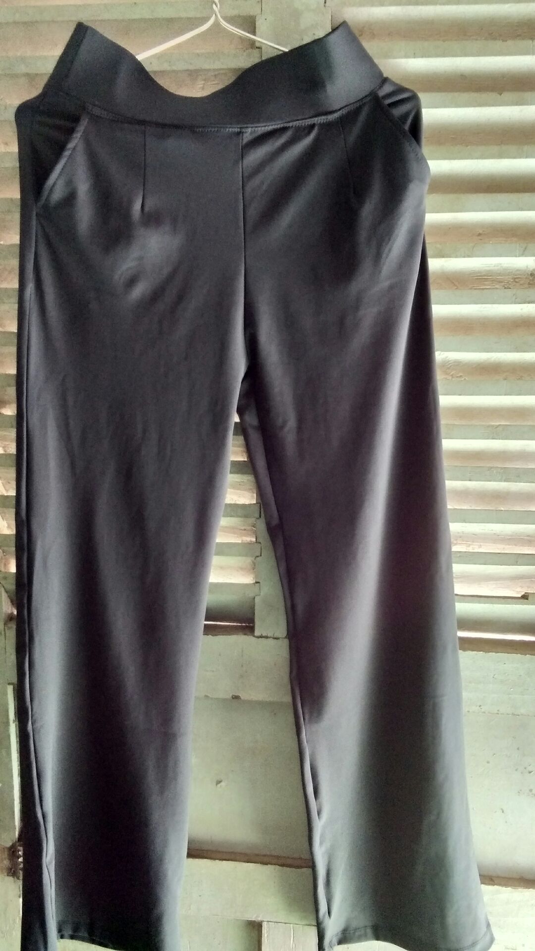 Thất vọng khi nhận được hàng. Chất liệu vải như thun lạnh, co giãn nhiều, ống quần không đứng như hình, nhìn như ống loe và bị dúm đường may. Đường may không cẩn thận. Tính mua thêm một số sản phẩm trên shop và Tiki nữa, nhưng như vầy thì phải xem lại.