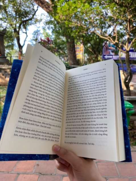 sách dày dã man. Nd thì chưa đọc nên chưa biết, hy vọng là hoàn thành đc, chứ ko cất tủ 😂
Ảnh chụp là quyển khác á 😊
