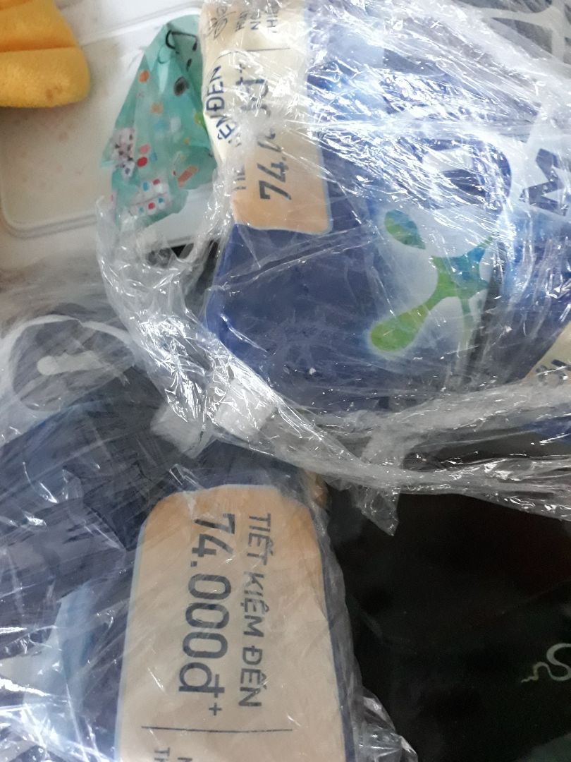 lúc km túi 3.6kg mà lấy hình ảnh của túi 3.7kg làm tưởng rẻ nhưng thực tế đắt hơn giá siêu thị rất nhiều, chưa kể còn mất tiền ship. lúc giao ko có quà tặng thì lại nói số lượng có hạn, cảm giác như bị ***.