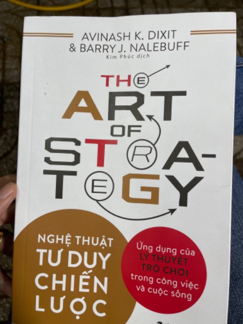 Sách đọc khó hiểu, ở đây là về cách hành văn chứ không phải là về ý của cuốn sách. Tôi nghi ngờ chính người dịch này một là dịch bằng máy, hai là cũng không phải dân chuyên về chủ đề này nên đưa đến một văn phong mà tôi chưa bao giờ thấy người Việt nào dùng. Vô cùng lủng củng.