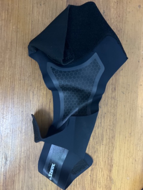 Chất liệu mềm, bảo vệ cổ chân tốt