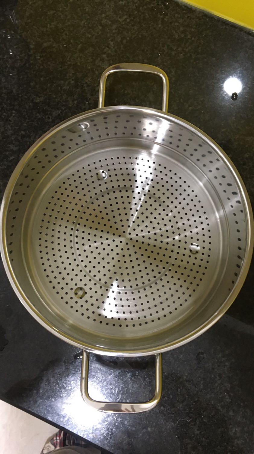 Sản phẩm giống hình. Bóng đẹp. Chất lượng  dày dặn. Rất ưng ý. Vì mình đã có một nồi 26 cm rùi nên lần này chỉ mua xửng hấp thui, rất vừa vặn với nồi hiện tại mình có. Vì xửng hấp này có bán lẻ nên mình đã tiết kiệm tiền mua