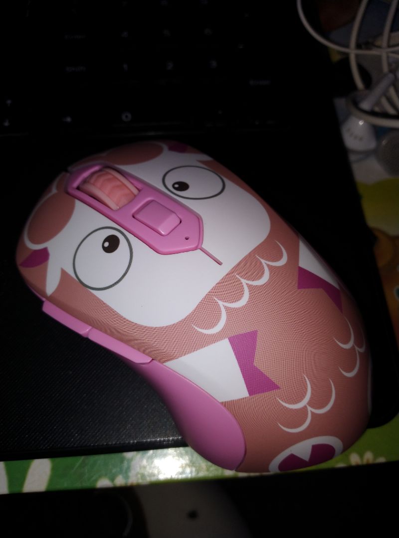 Sử dụng mk ko bt nó khác con màu xanh ở đâu, con màu xanh bạn mk mua bên ***, paxtel cực đẹp, có 90k, còn này mk mua 185k
Cơ mà thấy OK, hài lòng, đẹp, cơ mà hai cái nút bên hông hơm bt làm j, ko có hướng dẫn sử dụng kèm theo, nên cho 4 sao rưỡi thôi
Tóm lại là nhìn con chuột cưng ghê, thích!