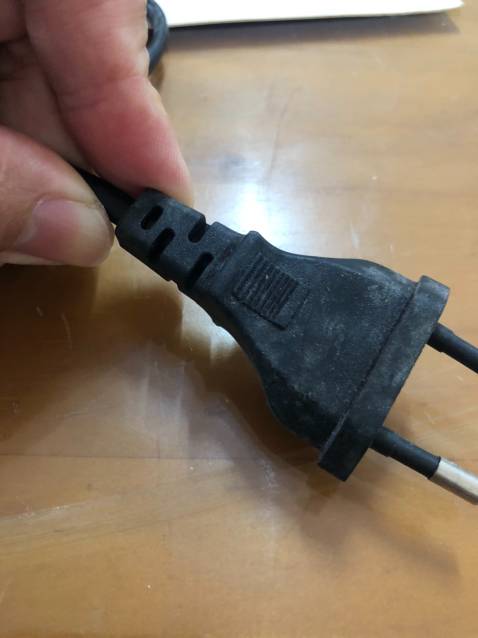 Hàng có nhiều vết trầy xước, có hiện tượng sử dụng rồi. Catalog kỹ thuật không bị móc meo, không có hướn dẫn sử dụng tiếng việt. Không có tem bảo hành dán trên thân máy.