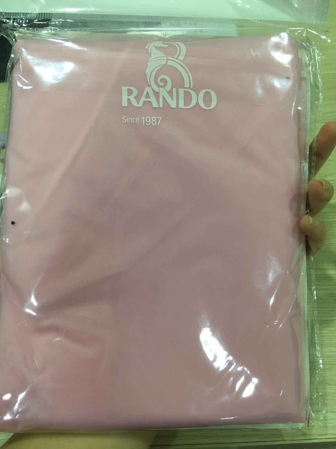 Màu áo rất đẹp, giống y như hình, chất liệu nhẹ, độ dày vừa đủ cho nữ mặc. Hàng vừa giao tới thì bạn của mình rất thích, nhờ đặt thêm 2 cái cùng màu nữa. Tiki giao hàng rất nhanh, nv giao hàng thì khỏi phải bàn luôn, lúc nào cũng nhiệt tình, cười tươi roi rói dù trời có mưa bão ^^