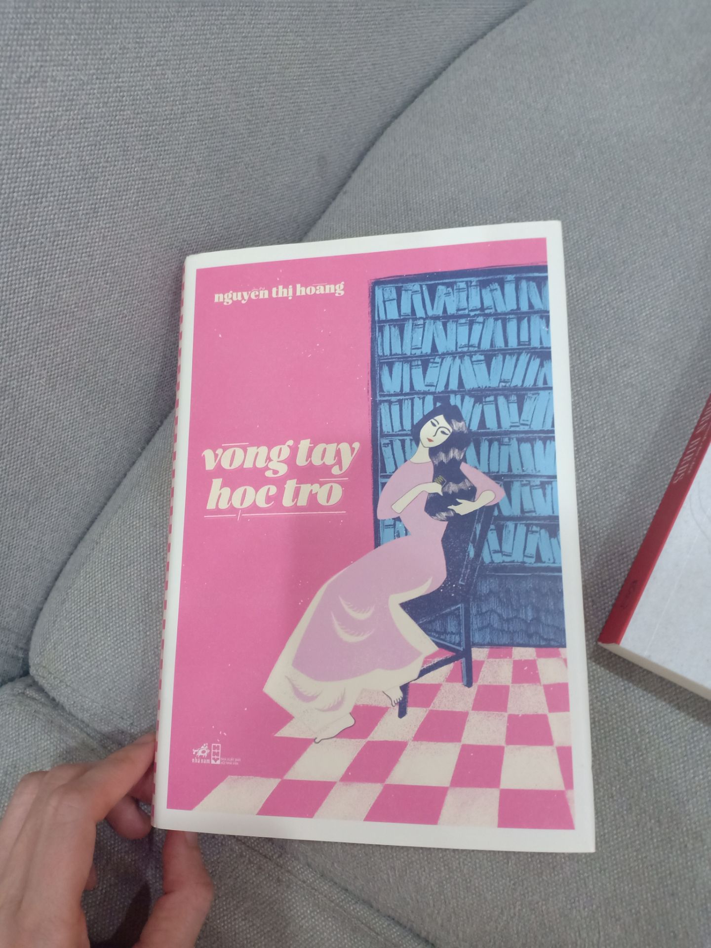 5 sao cho Tiki nhưng mình chỉ đánh giá 2 sao cho nội dung. Nhiều tình tiết không logic (Có thể do tác giả viết lúc tuổi đời còn trẻ và chưa có kinh nghiệm sống), nội dung sến sến na ná mấy truyện tình cảm của NXB Đà Nẵng mà bọn học sinh mới lớn hay thuê đọc cách đây 20 năm ???. Giọng văn nhàn nhạt, tuy nhiên là cách hành văn khá ổn, sử dụng từ ngữ có hơn