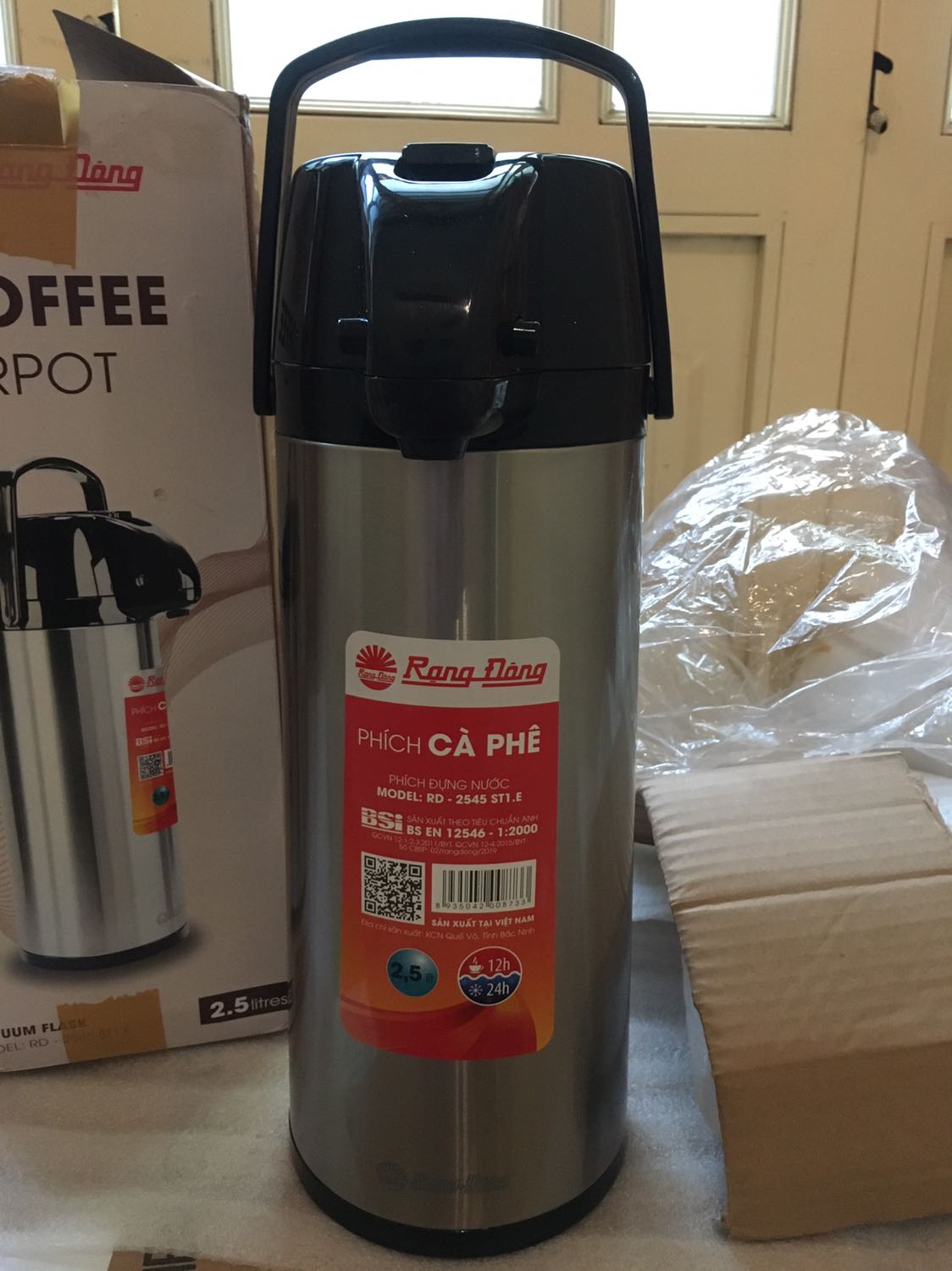 Tôi mới nhận phích nước 2.5 L Rạng Đông có cần bơm tay tiện dụng. Khi cầm thì có tiếng loảng xoảng. Mở nắp dưới đáy phích nước ra kiểm tra thì thấy ruột thủy tinh đã bị vỡ. Đề nghị đổi lại phích nước khác có chất lượng.