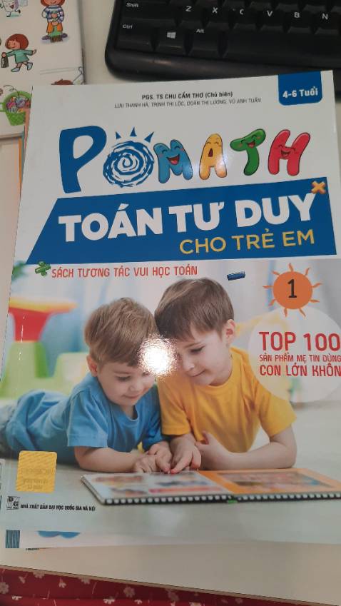 Tập 1 này gồm 20 bài giúp trẻ làm quen về số đếm thông qua các ứng dụng đời sống rất quen thuộc: các ngón tay, bông hoa, toa tàu, số chân loài vật, đi chợ. Cuối sách có cả 1 trang sticker để trẻ dùng cho sáng tạo nữa.
Mình đã mua trọn bộ 6 cuốn PoMath - Toán tư duy này. Kiến thức về toán (phạm vi đếm và ứng dụng) sẽ tăng dần từ tập 1 đến tập 6. Mỗi tập sẽ có các bài Toán kiểu ứng dụng vào đời sống và góc sáng tạo cho trẻ (không chỉ làm tính mà còn vẽ, ghép hình). Các trang đều có tranh màu sắc sinh động.