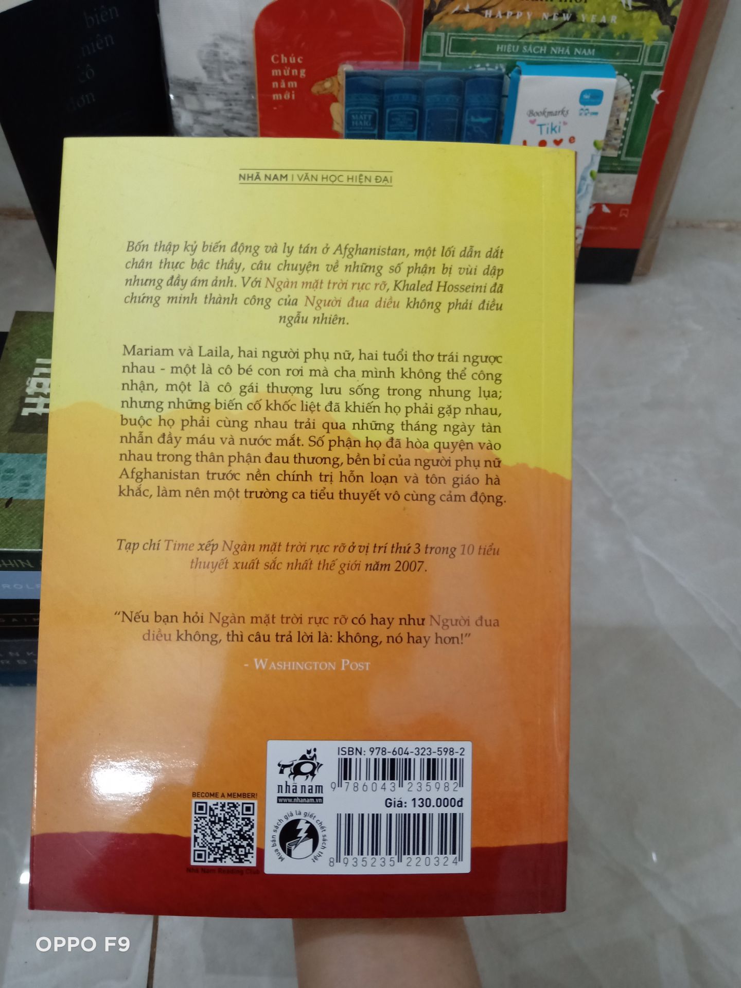 Sách của Nhã Nam rất đẹp, lỗi in thì có thể liên hệ Nhã Nam để đổi được. Quà đầy đủ, sale mạnh. Mình hơi buồn Tiki vì khâu đóng gói rất sơ sài, ko có bọc xung quanh, nên trừ điểm chỗ này. Cũng may mình mua nhiều nên vừa hộp, ko bị lỗi gáy sách mấy, nhưng cũng bị nhăn gáy sách. Khâu vận chuyển cũng làm mình sốt ruột nữa, ko thấy cập nhật gì kỹ lắm, nhưng đợt này giao đúng hẹn. Cuốn này bị nhăn thấy nếp trên bìa luôn nên hơi buồn :(