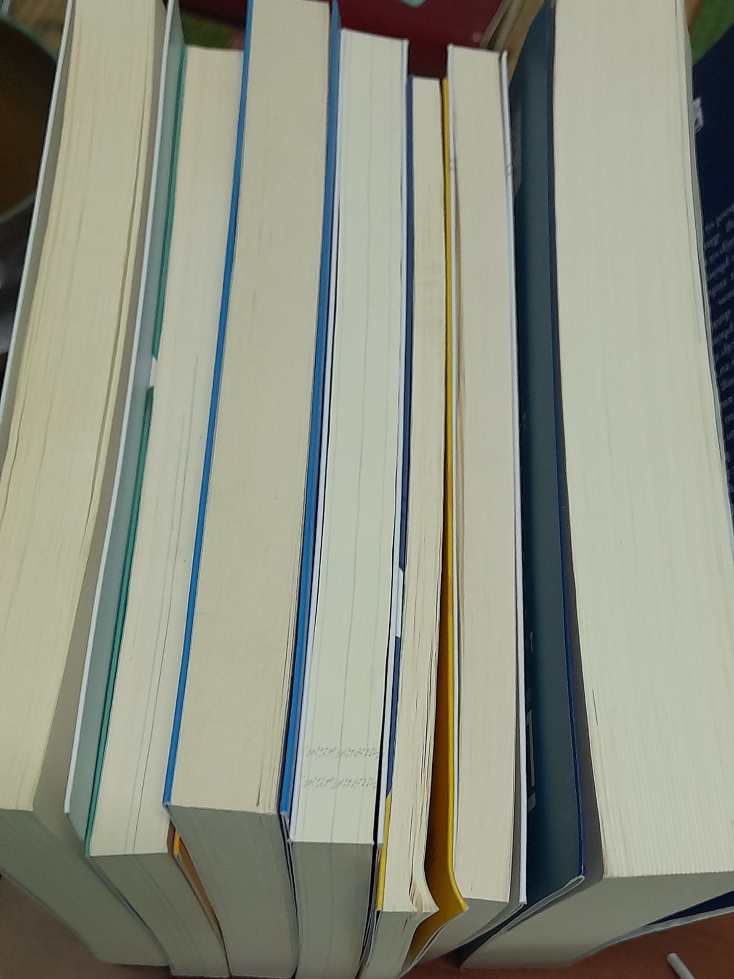 nội dung rất hay
Lần này t ức chế với cách đóng hàng bên Tiki, sách đặt chung 9 quyển, mà hết 8 quyển là bìa dơ, tay quệt ngang còn cả bụi li ti khắp mặt. Đóng gới hời hợt tới nỗi không có lấy một cái túi hay bao để chống sốc hay cong gốc sách. cái hộp chưa tới tay tui là nát bét hết bên ngoài. sự mong nhóng từng ngày sách về mà nhận được sách rồi thấy ức chế kinh khủng.