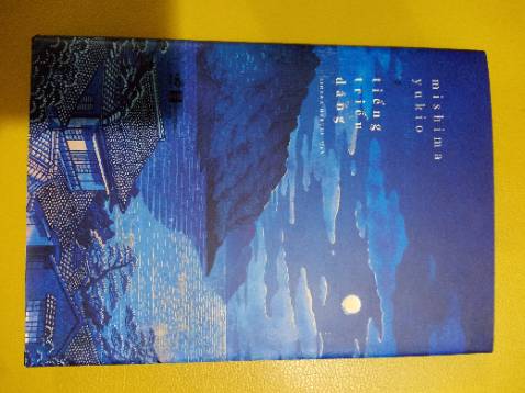 Điểm ấn tưởng đầu tiên của mình là Bìa. Mình cảm thấy nó rất thu hút, và có màu xanh mình rất thích nên mình đã thêm vào giỏ hàng. 
Sau một hồi thì mình đi xem đánh giá và giới thiệu nội dung. Thấy đánh giá hay và ỗn nên mình quyết định tậu em nó về. 
Và ngoài đời nó đẹp hơn trong ảnh nhiều - cũng có thể mình thấy vậy, mọi người sẽ có cảm giác khác nhau mà. 
Mình vừa đọc đến chương III thôi, cảm thấy rất hay. À còn nữa, em nó có kèm theo một Postcard cảnh biển rất là thu hút. 
Cuối cùng, mình đánh giá ok 🧏🏼‍♀️💖