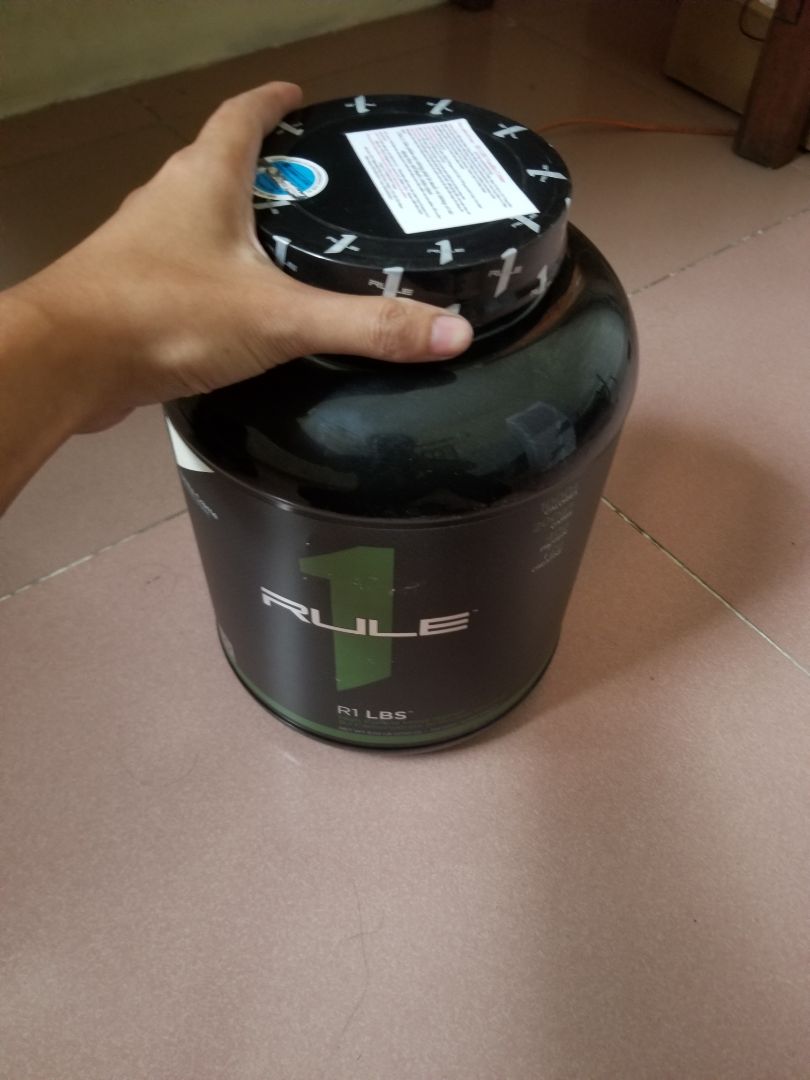 giao hàng hơi lâu. lúc đầu uống sẽ bị đau bụng nhẹ do bụng chưa quen với lactose. sau 2 hôm thì đỡ. vị thì binh thường nhưng hơi ngọt quá