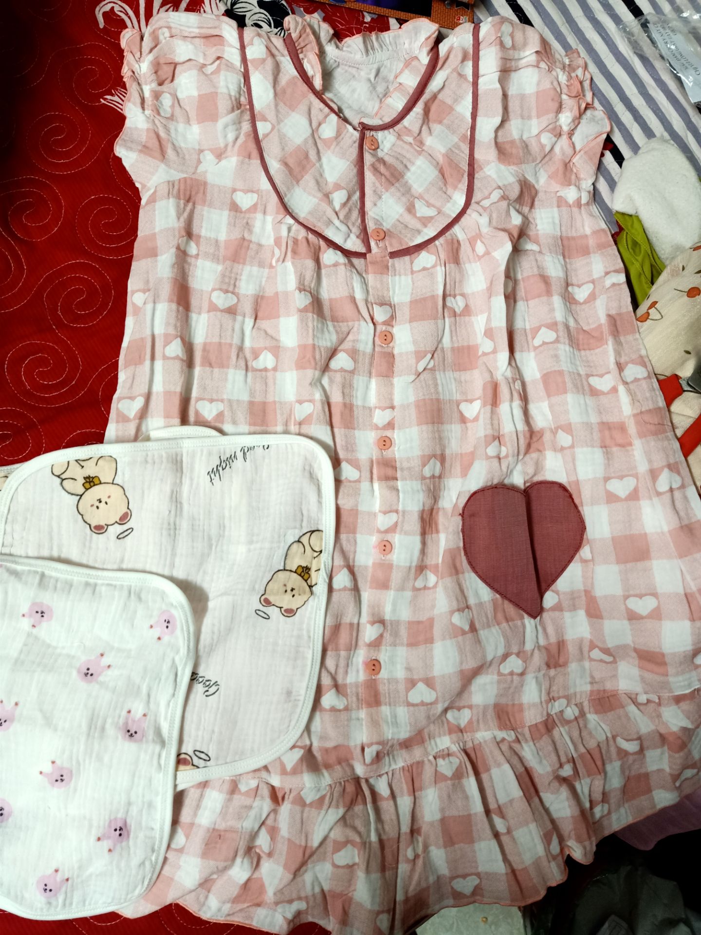 Váy xinh, đường may chắc chắn. Vải xô mềm nên sễ thấm hút mồ hôi và thân thiện với da trẻ em