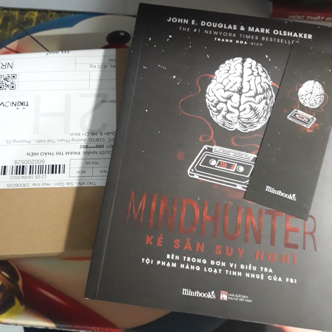 Sách được bọc kĩ, to hơn mình tưởng,phù hợp với giá tiền, shipper thân thiện nữa😂❤️.
Về phần nội dung thì theo bạn mình kể là nó rất hấp dẫn, kể về quá trình phân tích và khắc hoạ tâm lý, chân dung tội phạm.v.v:> 
Nên mua nha m.n❤️