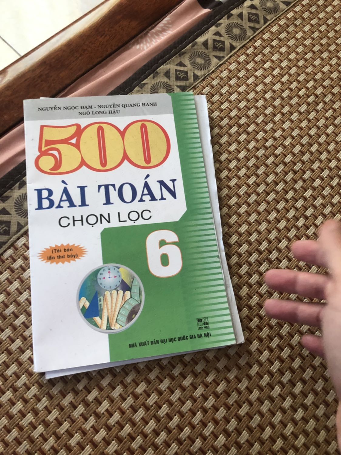 Sách chất liệu cực kỳ kém. Mng chú ý k bao h nên mua. Qua thất vọng