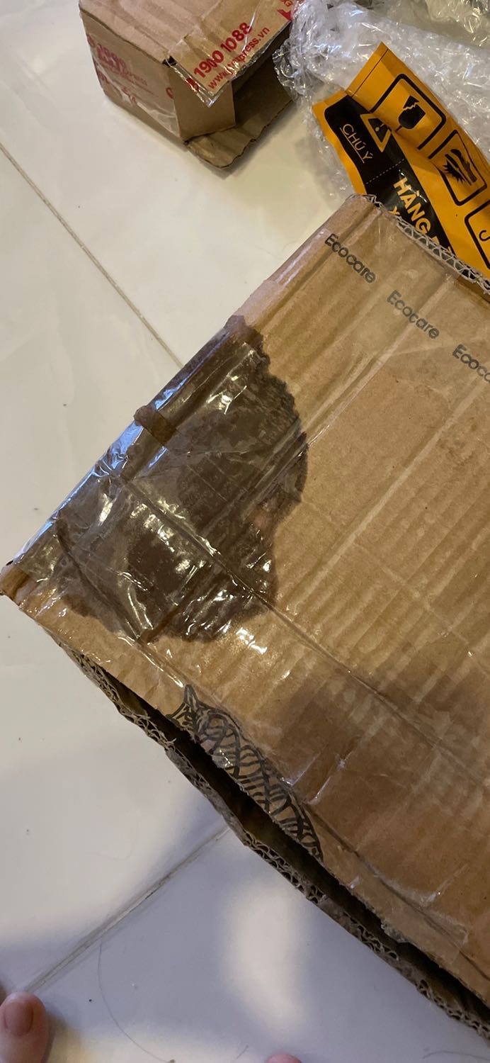 Bị đổ nước thấm cả ra hộp ạ.