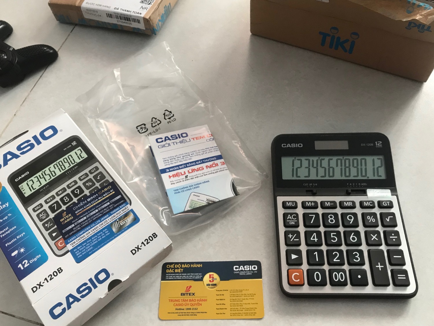 Mình mua từ Hoành Gia store. Máy để bàn cơ bản, phím bấm to, màn hình lớn, 12 ký tự. Có  phiếu Bảo hành 5 năm nhưng không thấy tiki ghi thông tin ngày mua hàng. Cũng không lo vì mình sẽ có hóa đơn điện tử tiki. Tem bảo hành check theo tờ giấy Bitex hướng dẫn thì đúng 2 phần (tem 3D giọt nước và chiếu đèn laser có chữ OK), riêng check theo kiểu nguồn sáng để xem chữ Casio có màu đỏ nền xanh và màu xanh trên nền đỏ ở 2 góc độ thì mình làm không được. Tuy nhiên mình tin máy tính Casio này chính hãng.